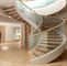 Ausgeglichenes Glas-Innengeländer fertigte Farbe mit hölzerner Schritt gebogener Treppe besonders an