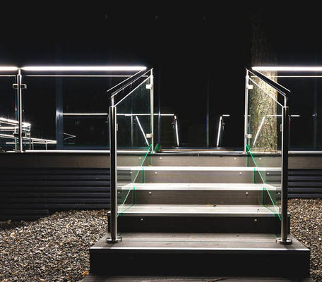 LED-Licht-Entwurfs-lamelliertes Glas-Balustrade mit Pulver-überzogenen Handläufen