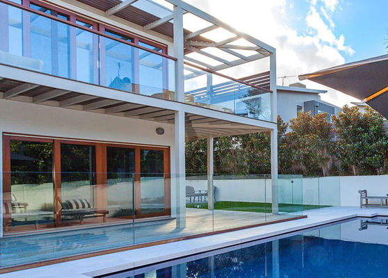 Ausgeglichenes Glas-mit der Eisenbahn befördernder moderner Entwurfs-Terrassen-außengebrauch für Swimmingpool