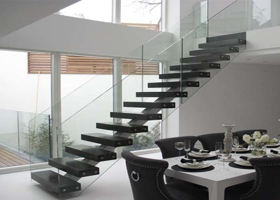 Landhaus-moderner Wohnzimmer-Flug-gerade Treppe mit U-Profilstäbeglasgeländer